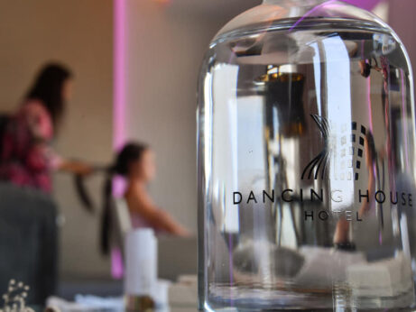 vlasy - sklo - voda - svatba - hotel - neon