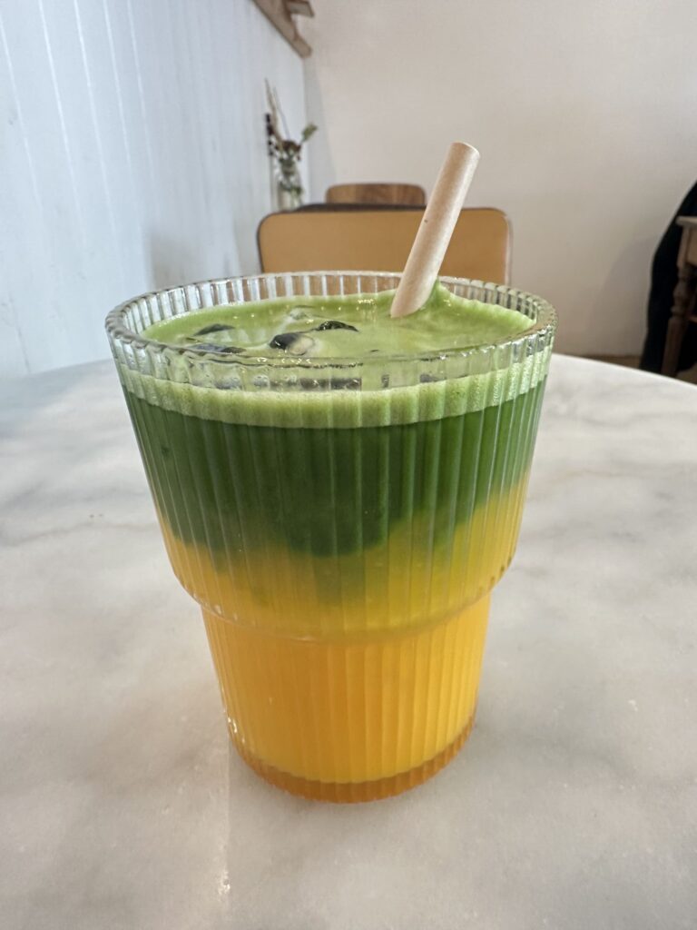 Ice Matcha Mango kavárna nápoj