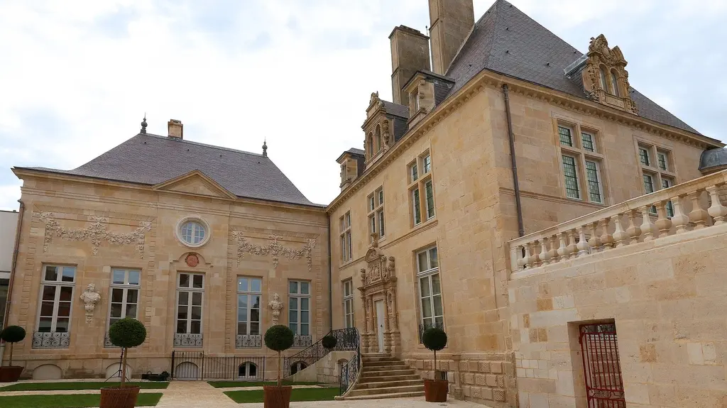 museum louvre budova nádvoří